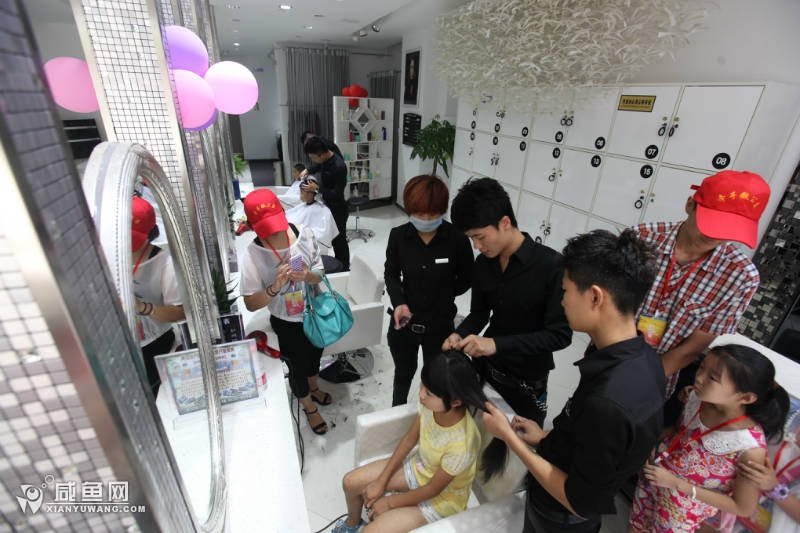 咸阳微公益:本周日特殊孩子在理发店像个公主