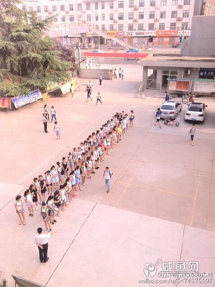 网友爆料渭城中学不让穿超短裤的女生进校门!